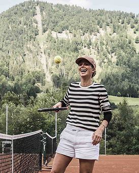 Tennisspielerin auf dem Tennisplatz, Tennisurlaub in Österreich im Posthotel Achenkirch
