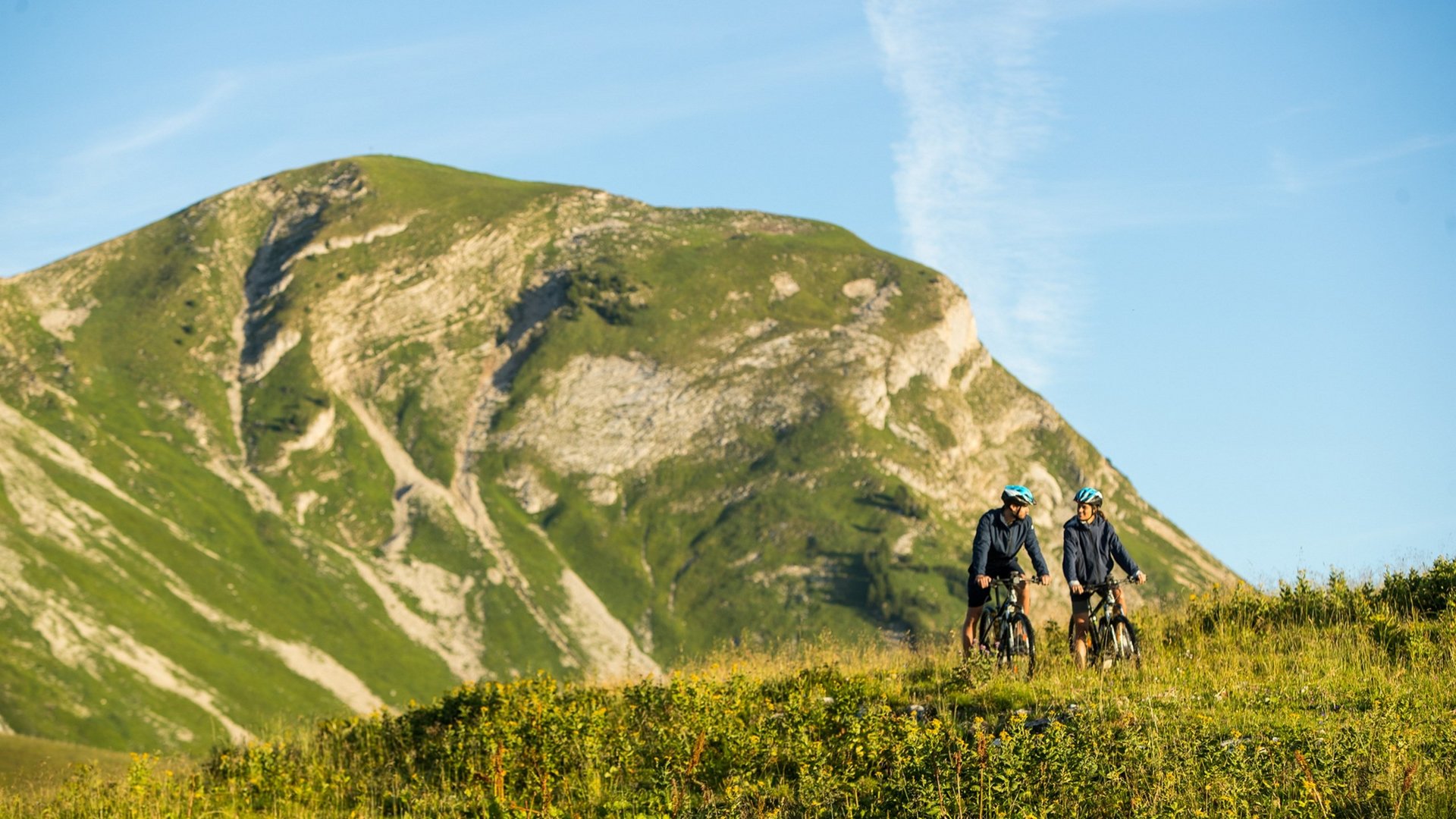 Pärchen macht Fahrradtour in Tirol am Achensee