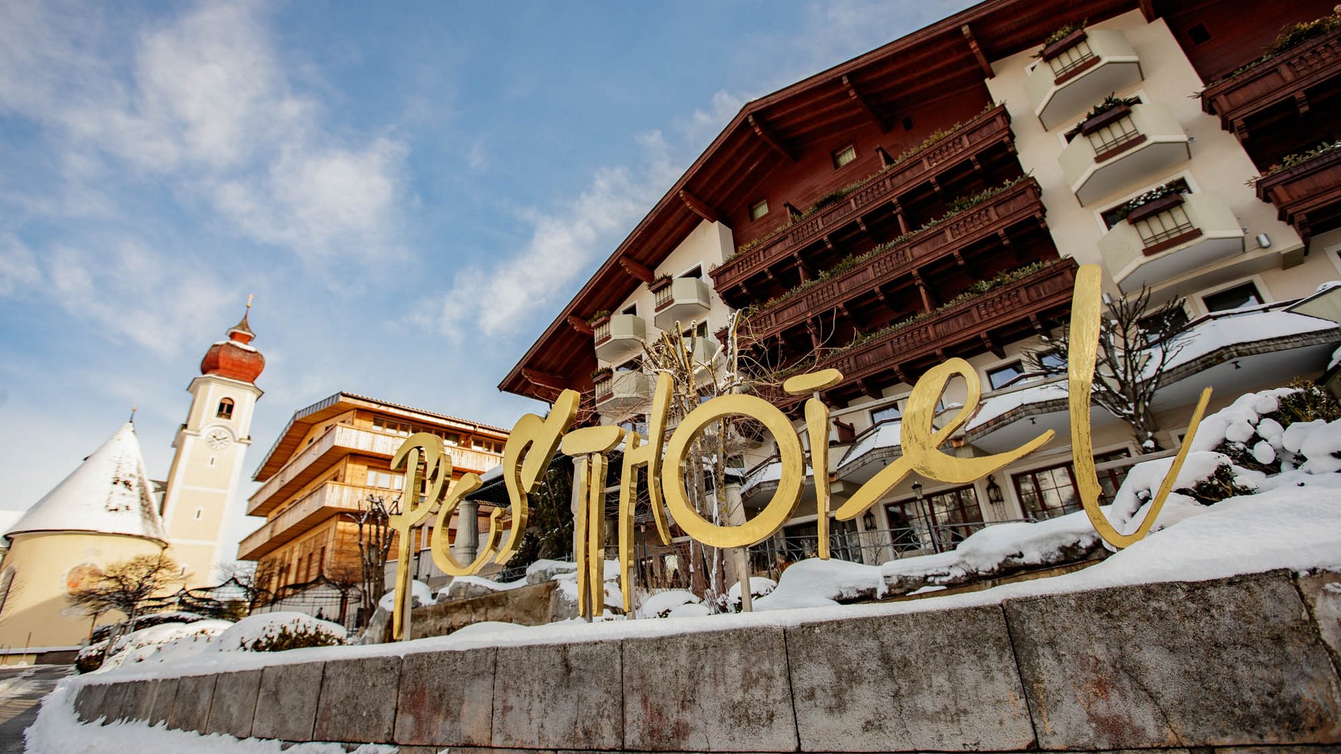 Schriftzug am Eingang des Posthotel Achenkirch 