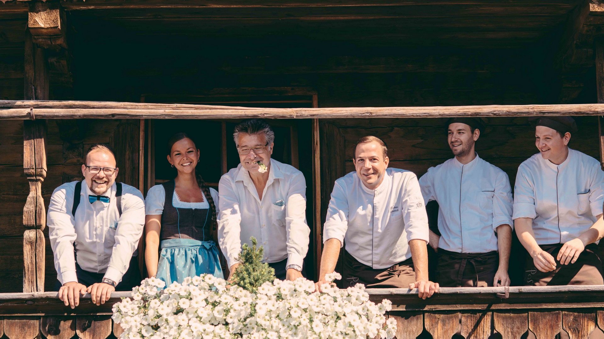 Das Team vom Posthotel Achenkirch posiert auf dem Balkon