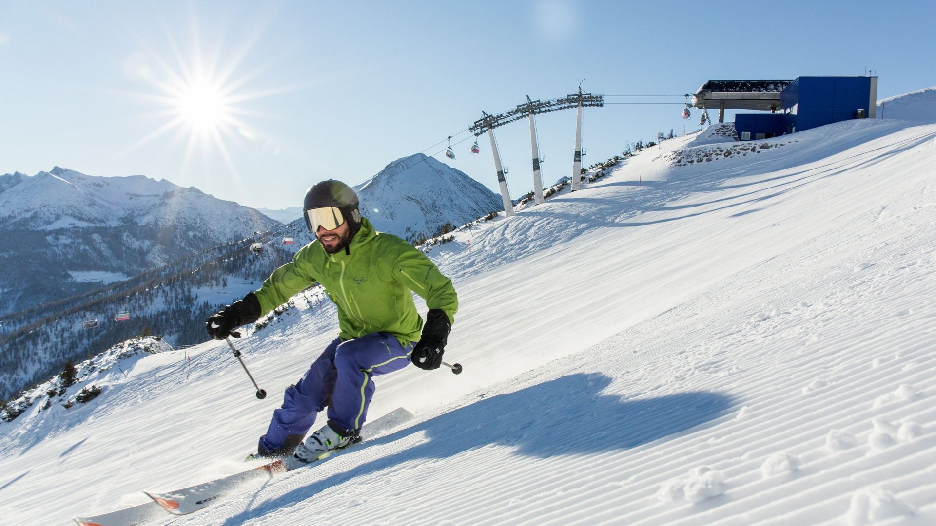 Mann bei der Skiabfahrt im Skigebiet Christlum