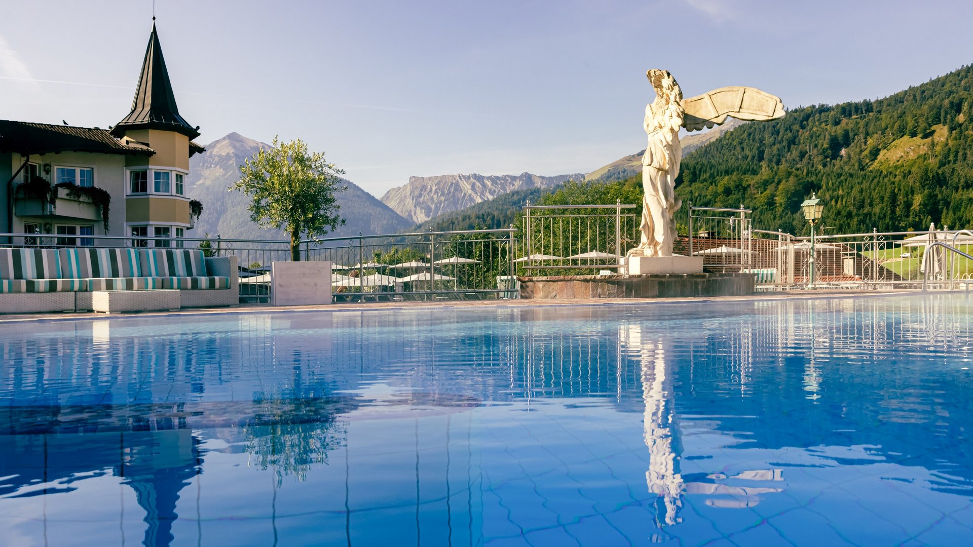 Blick aus dem Pool auf die Staue des Posthotel Achenkirch