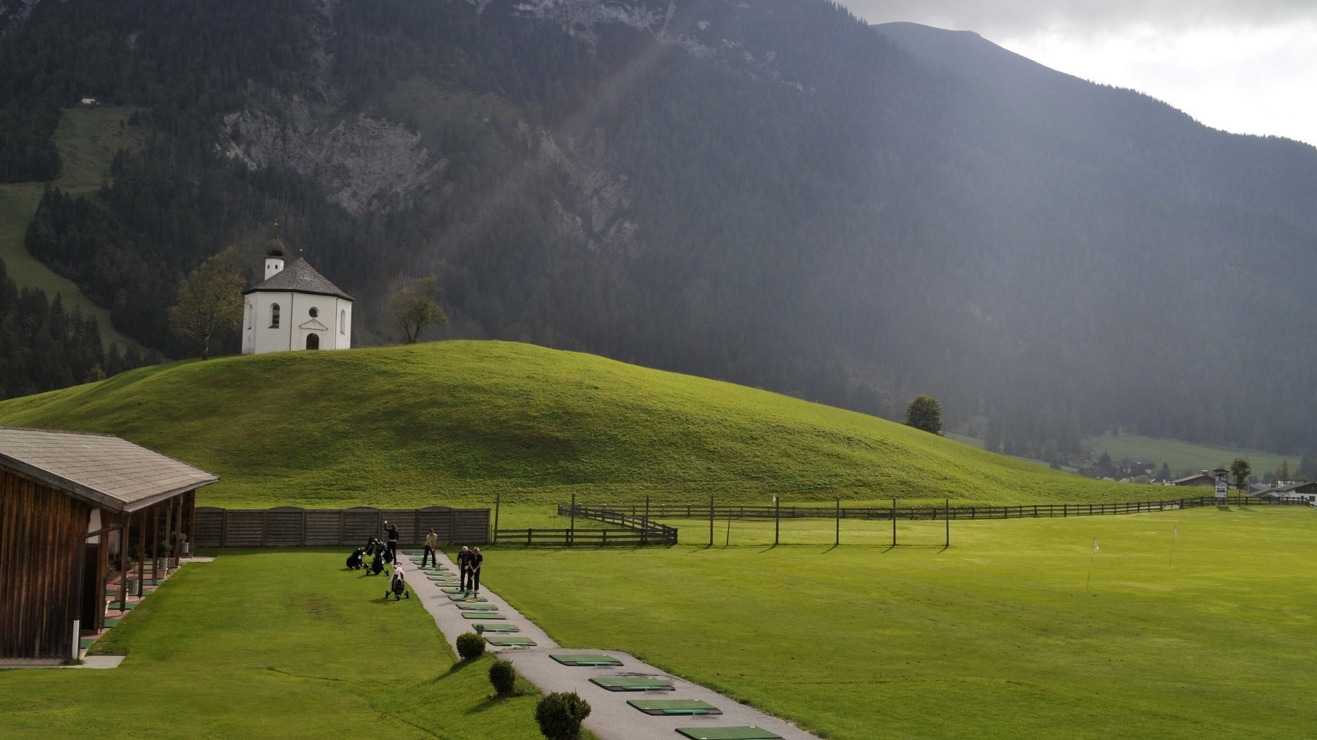 Abschlag auf dem Golfplatz in Achenkirch