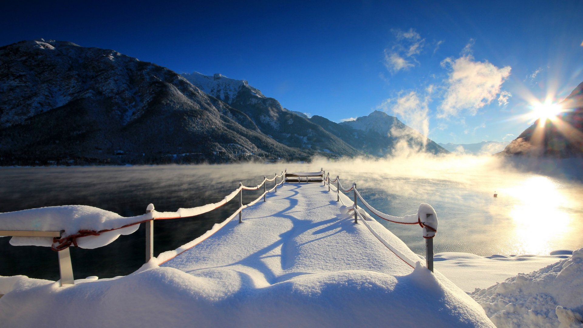 Eigeschneiter Steg am Achensee in Tirol